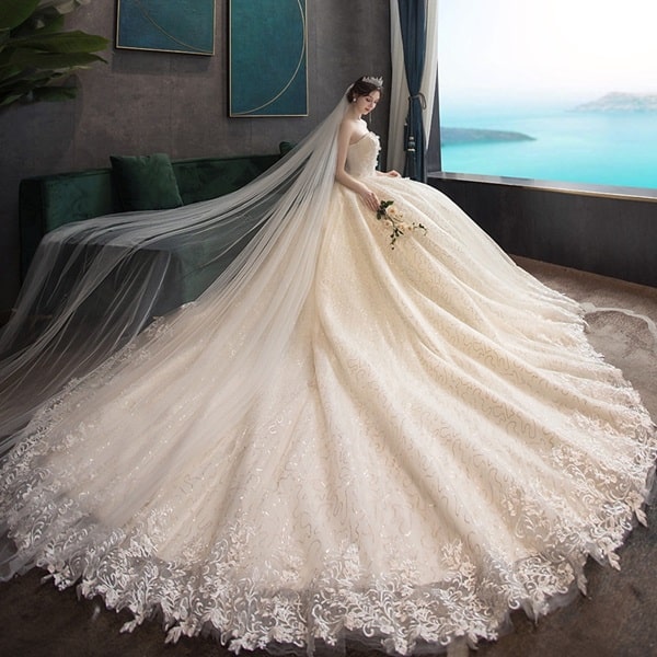 Asoen Bridal giúp khách hàng nổi bật trong đám cưới của mình với những bộ váy cưới sang trọng, quý phái