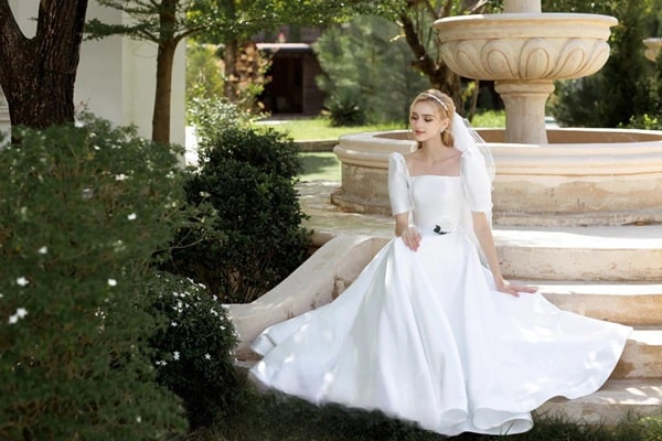 Lavitta sở hữu những mẫu đầm được thiết kế bằng vải hoàng gia nên có sự nhỉnh hơn so với các cửa hàng khác về chi phí