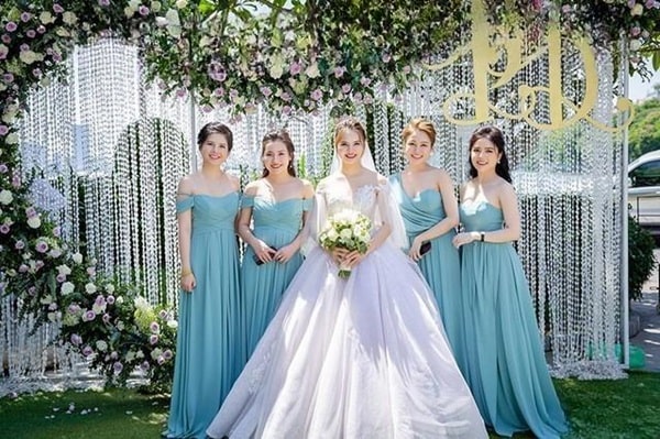 NiNi Store nhận được sự yêu thích của khách hàng bởi những bộ đầm phụ dâu có thiết kế độc đáo