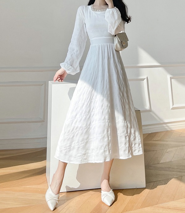 Đầm trắng dáng suông thể hiện sự nhẹ nhàng, mềm mại cho các cô nàng