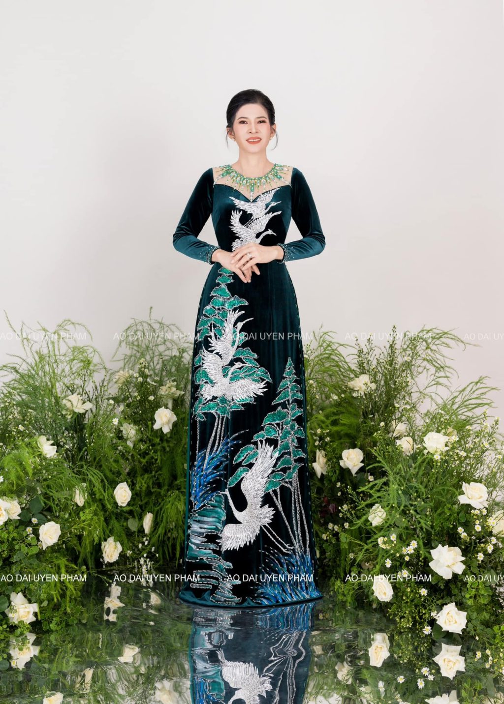 Thuê áo dài xanh rêu, hoạ tiết chim Hạt