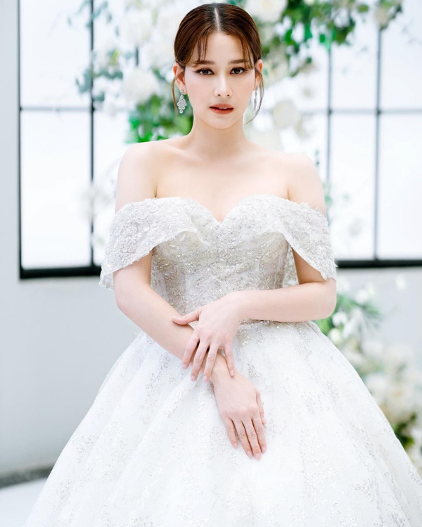 Váy công chúa trễ vai tạo nên vẻ đẹp đầy nữ tính và cuốn hút