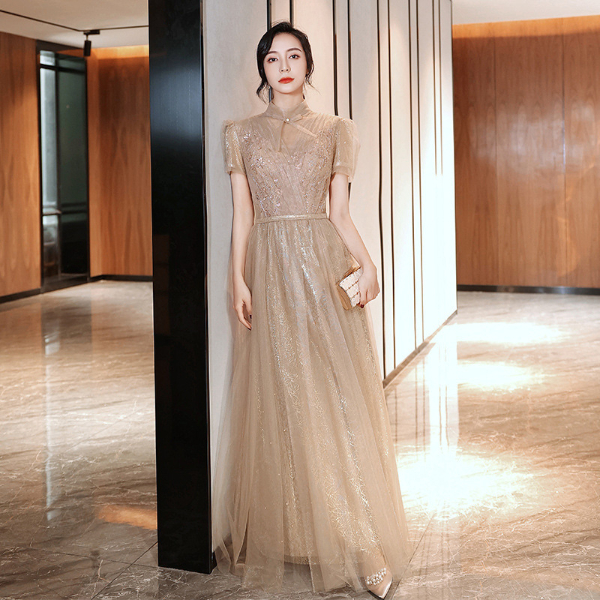 Đầm dự tiệc cổ dài và form ôm dài mang vẻ đẹp của sự kín đáo và bí ẩn