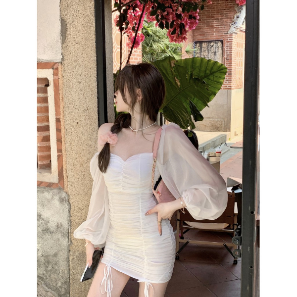 Đầm cổ sen, tay phồng sẽ giúp các cô nàng hut hút mọi ánh nhìn trong bữa tiệc