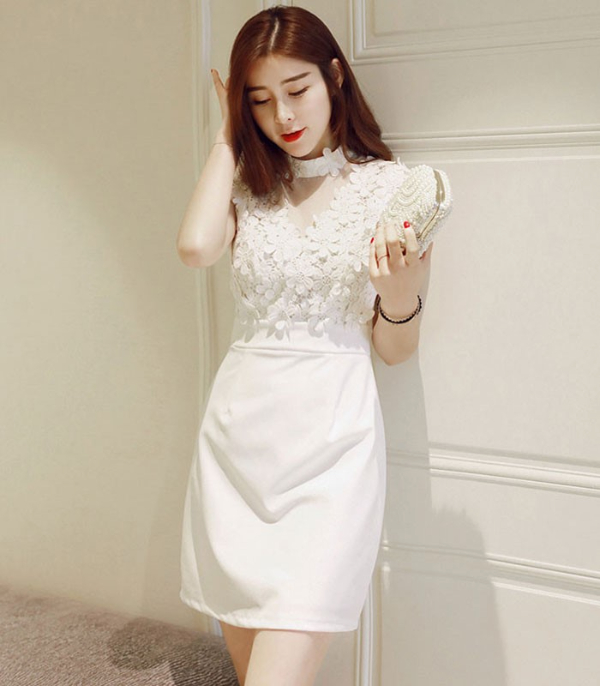 Đầm cổ cứng, form ngắn thể hiện sự sang chảnh, cùng trẻ trung và năng động