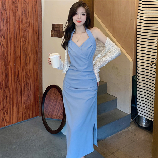 Đầm bodycon xanh dương giúp khoe trọn đường cong quyến rũ của cơ thể