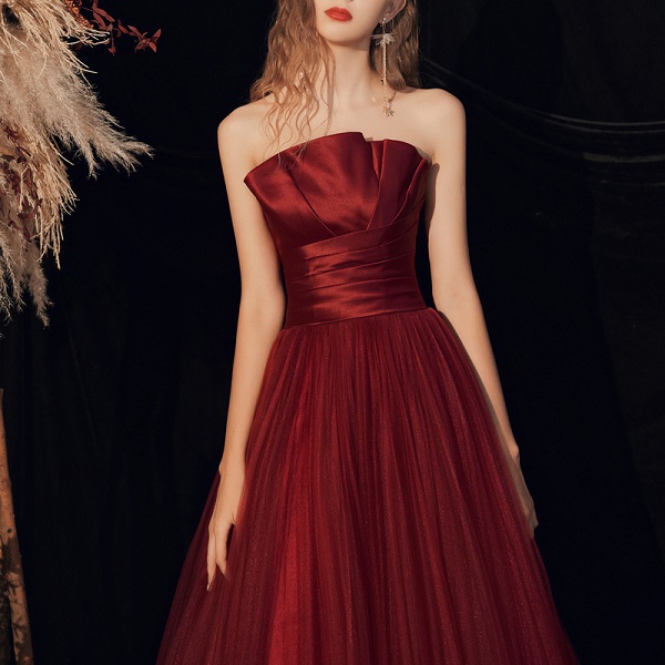 Tự tin và cá tính với phong cách thời trang váy đỏ cúp ngực quyến rũ