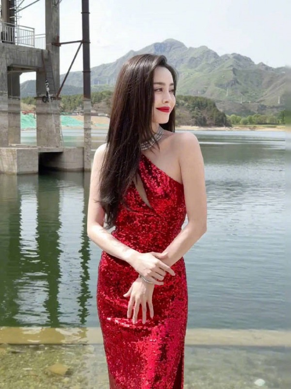 Váy đỏ trễ vai – khoe khéo bờ vai thon thả và quyến rũ