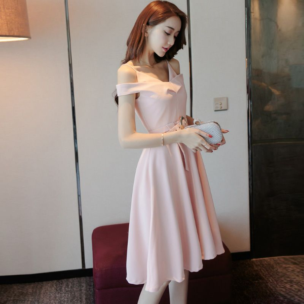 Lựa chọn những mẫu đầm màu hồng lệch vai để trở nên nổi bật hơn trong các bữa tiệc