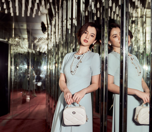 Đầm màu xanh ngọc thể hiện được nét dịu dàng, quý phái