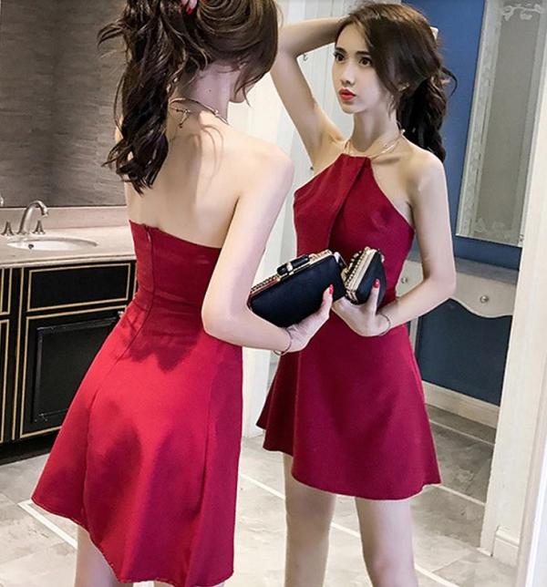 Váy lụa ngắn hở lưng sexy dự dạ hội