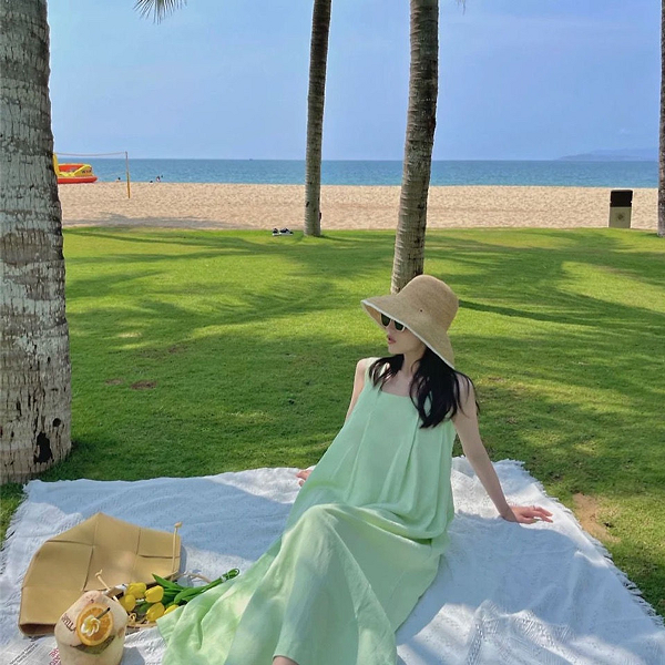 Đầm xanh ngọc đi biển phối nón cói rộng vành là lựa chọn của nhiều nàng thơ dịu dàng