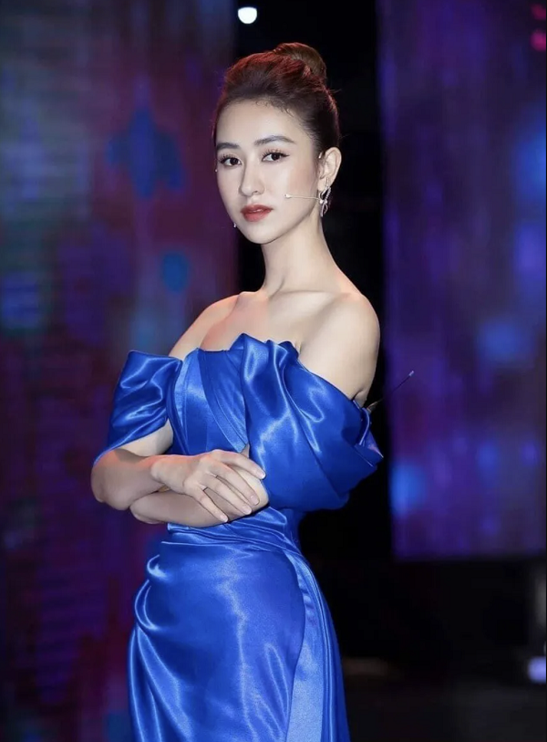 Đầm xanh coban thiết kế đơn giản nhưng thanh lịch