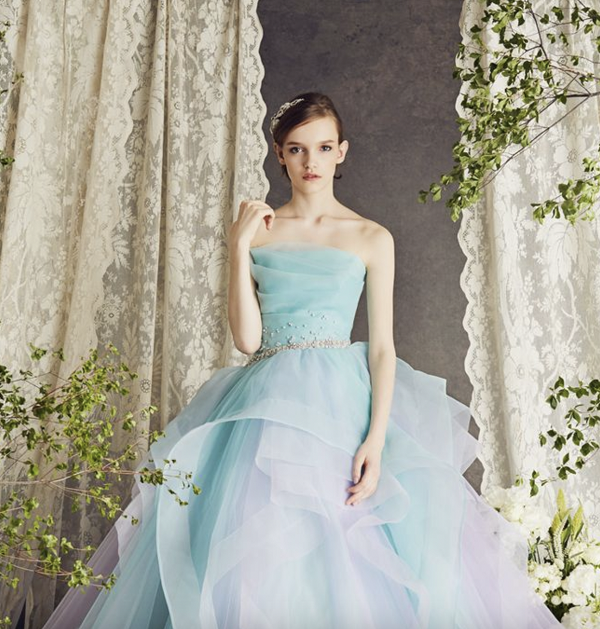 Đầm xanh ngọc kết hợp với màu pastel tạo cảm giác nhẹ nhàng, thơ mộng