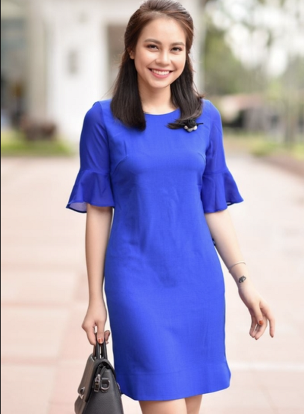 Mẫu váy dạo phố đơn giản màu xanh coban