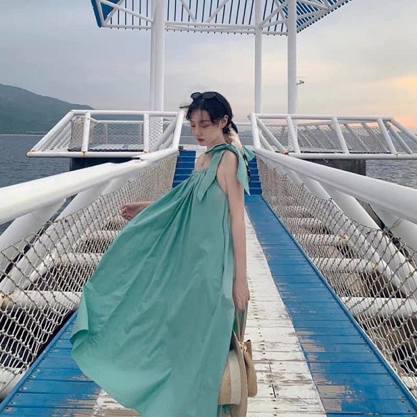 Đầm xanh ngọc là lựa chọn của nhiều cô nàng khi muốn du lịch biển