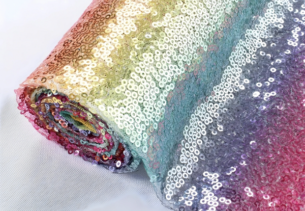 Vải Sequin thường được sử dụng để may nên những chiếc váy kim tuyến lấp lánh