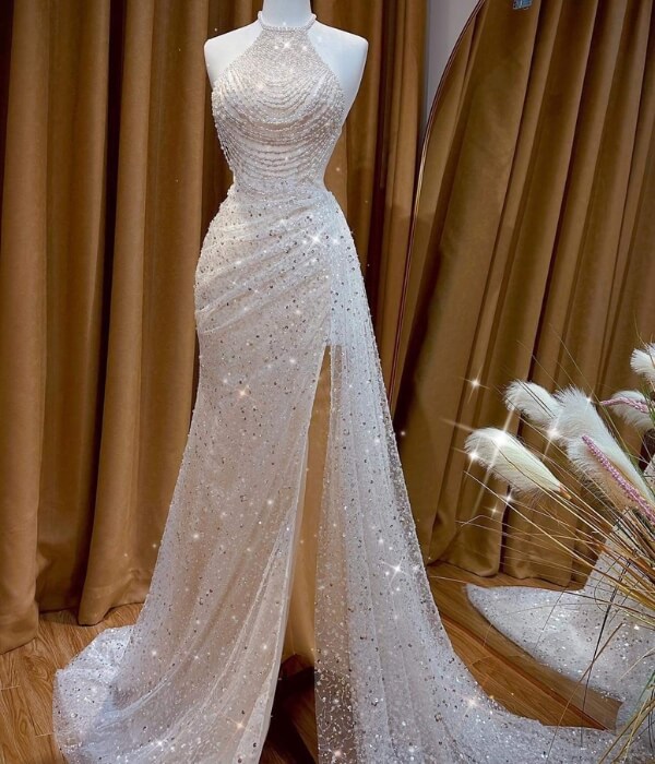 Sự kết hợp giữa kim sa và ngọc trai tạo nên một bộ trang phục hoàn hảo, lên vẻ đẹp thanh tao, yêu kiều