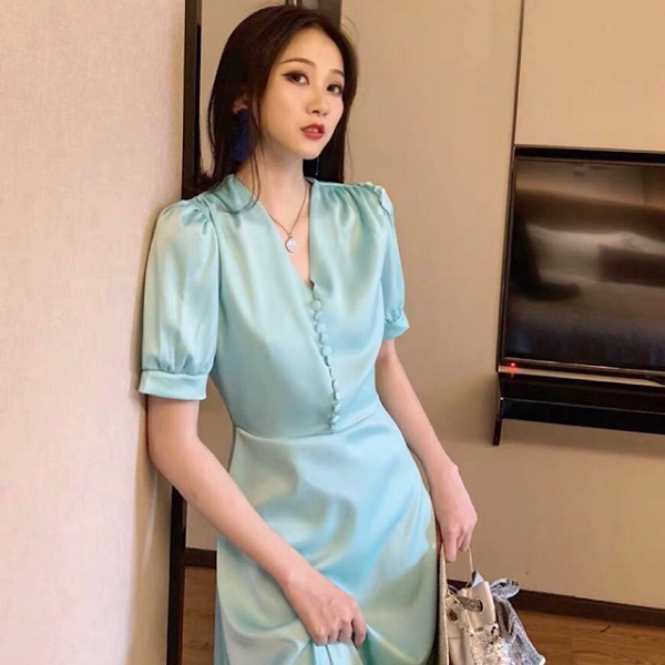 Mẫu váy lụa màu xanh ngọc siêu sang