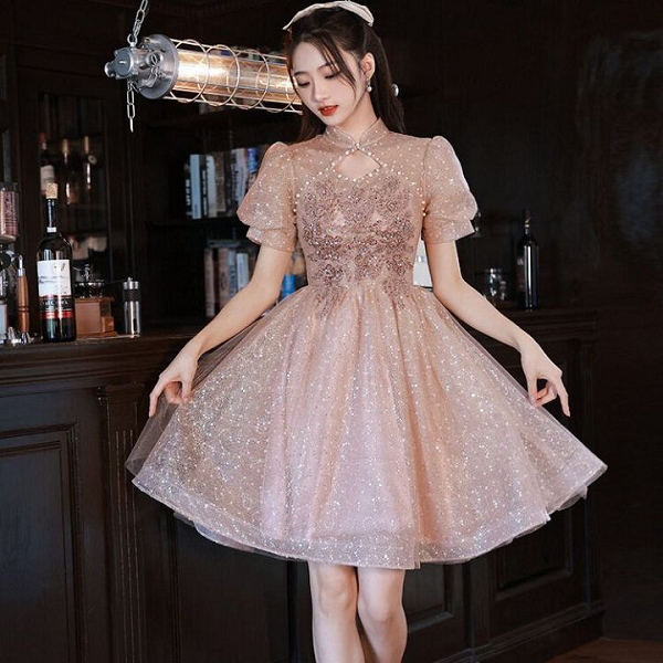 Váy kim tuyến lấp lánh với dáng xòe chữ A tạo cảm giác tiểu thư, lịch thiệp