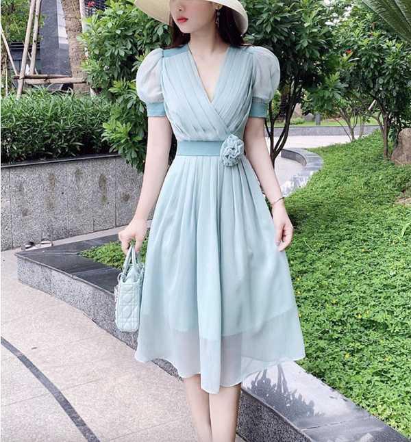 Váy xanh ngọc dáng xòe thanh lịch, nhã nhặn