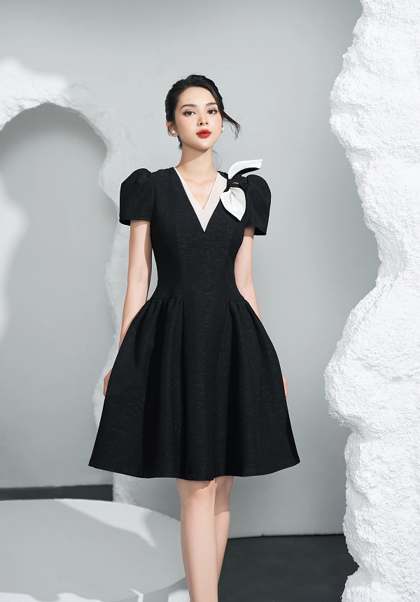 Đầm ngắn dự tiệc cổ tim phối viền trắng thanh lịch