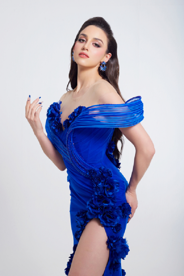 Mẫu đầm xanh coban đính họa tiết sang trọng