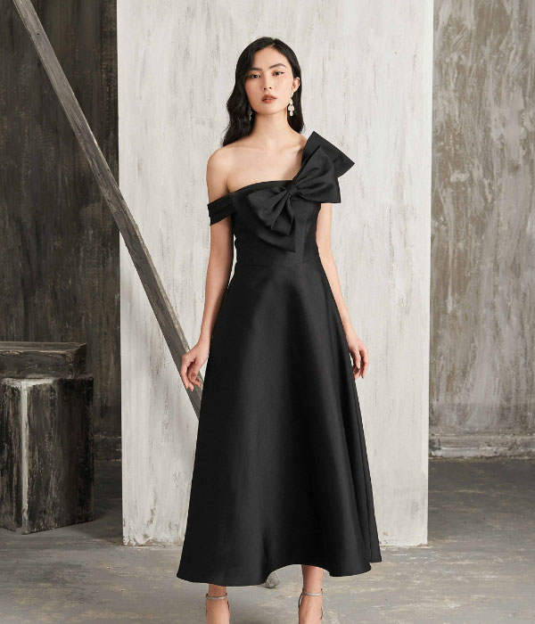 Hóa thân thành tiểu thư đài cát với chiếc đầm nơ ngực chéo vai duyên dáng