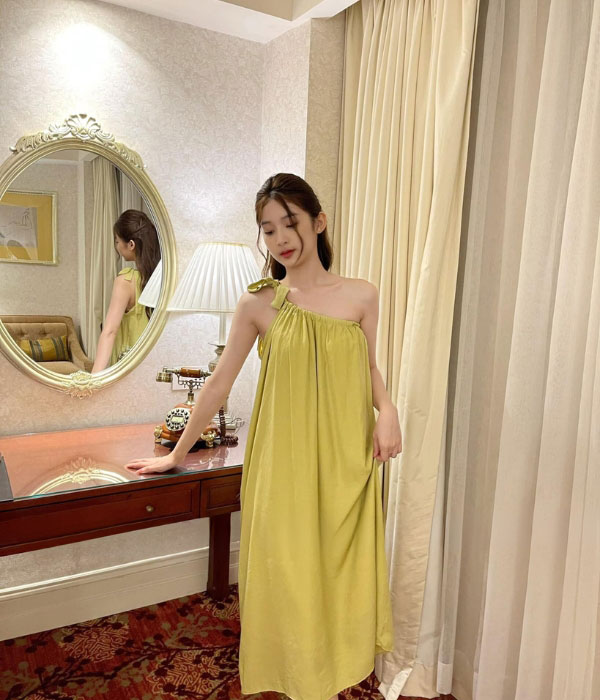 Kiểu dáng maxi buộc nơ chéo cực kỳ thích hợp để đi biển