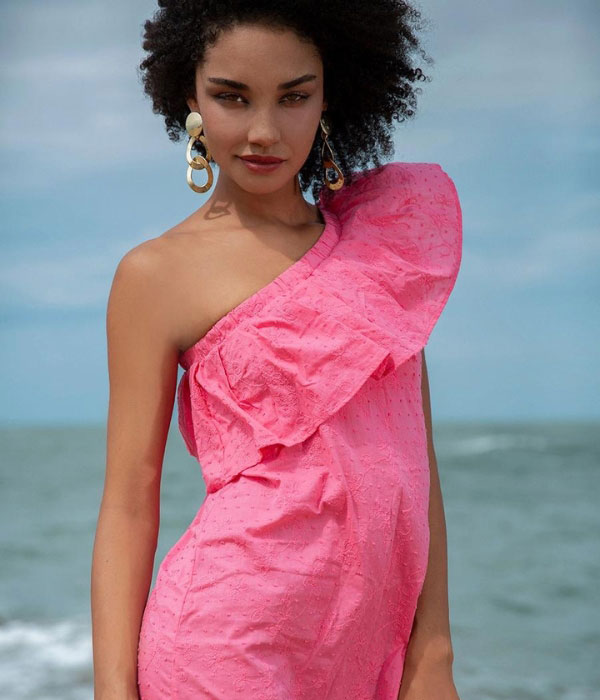 Váy nhún bèo hở vai sẽ là sự lựa chọn mà các cô nàng bánh bèo, dễ thương không nên bỏ qua