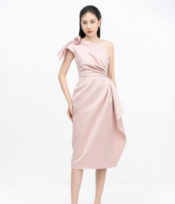 Mẫu váy lệch vai quyến rũ, mềm mại, đầy mê hoặc, giúp nàng tỏa sáng