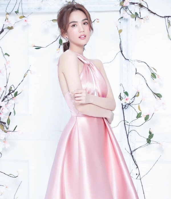 Đầm prom cổ yếm toát làm lên sự dịu dàng và nữ tính của người con gái