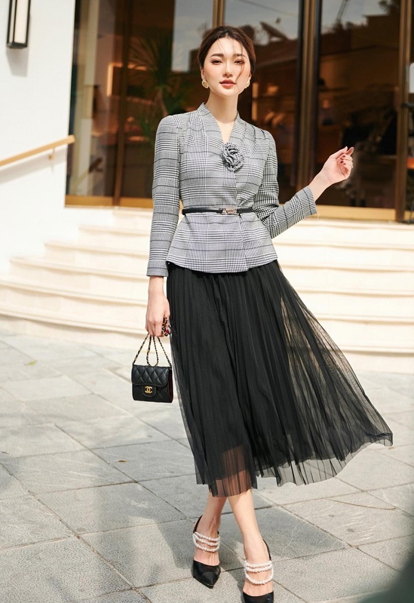 Áo peplum phối chân váy voan xếp ly dài thanh lịch, chuyên nghiệp