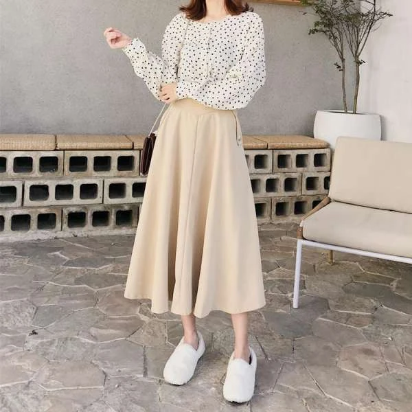Áo blouse họa tiết hoa mini dễ thương với chân váy dài thoải mái dạo phố