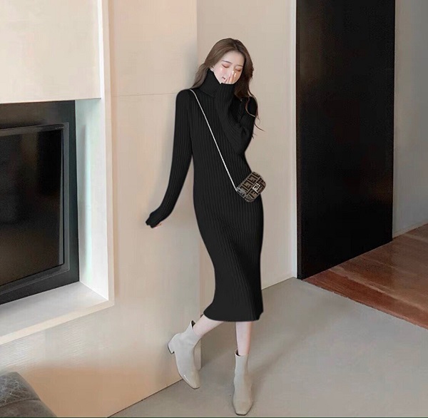 Váy body len màu đen phối với giày boot cổ thấp màu xám