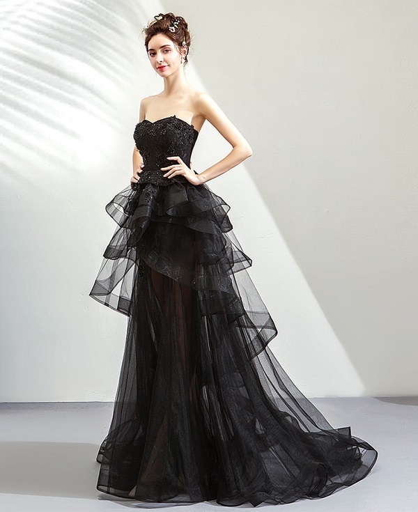 Đầm đen dáng xoè dự tiệc sang trọng