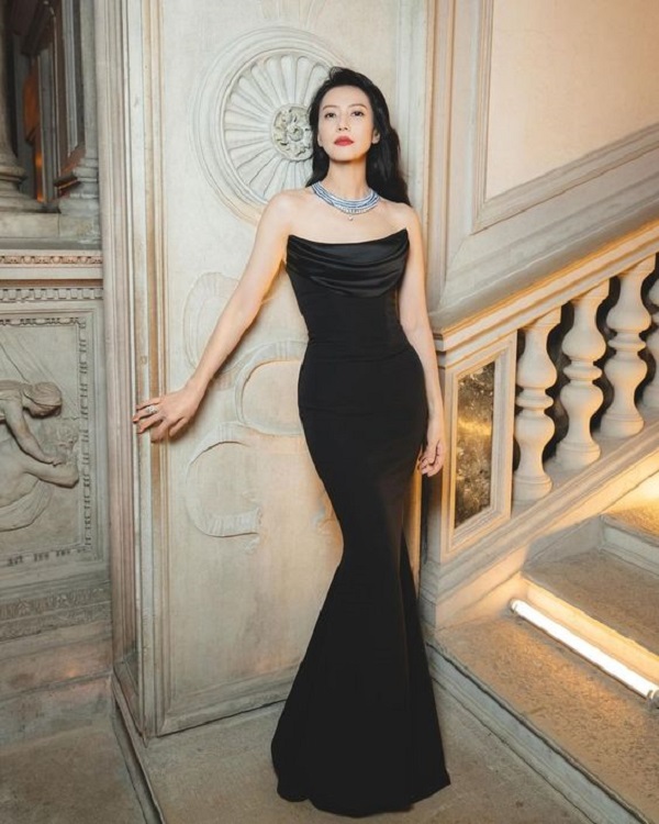 Kiểu đầm cúp ngực màu đen cao cấp, quý phái