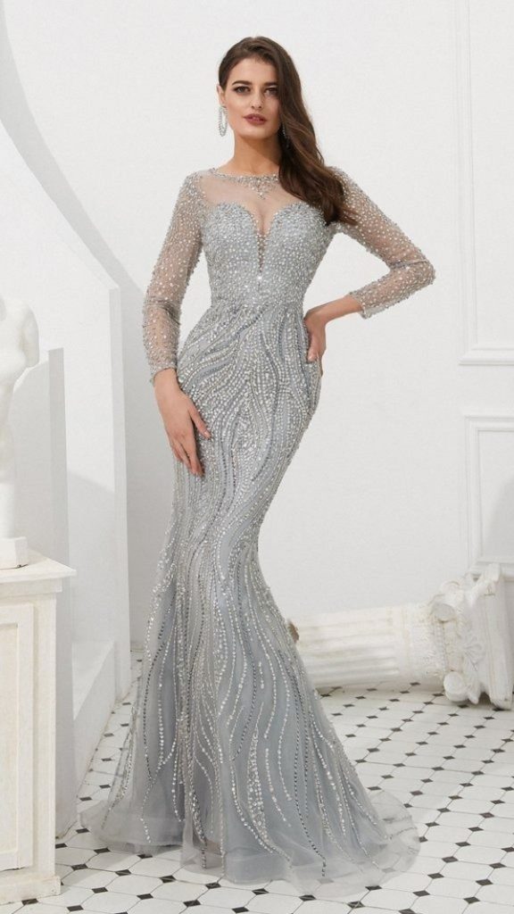 Mẫu đầm ôm đuôi cá đính đá cho phụ nữ trung niên khi làm sui