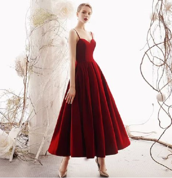Đầm 2 dây bằng chất liệu nhung bóng, mềm mịn giúp tôn dáng