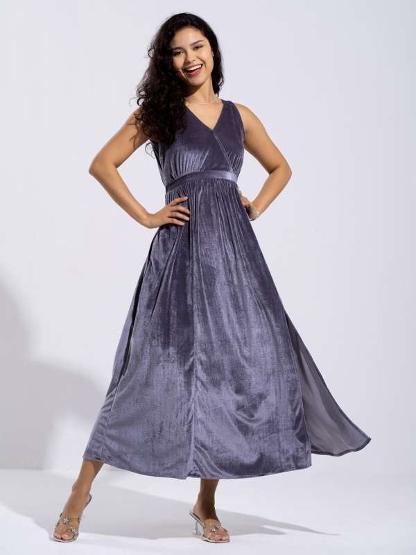 Đầm cổ V gợi cảm, tinh tế bằng vải nhung