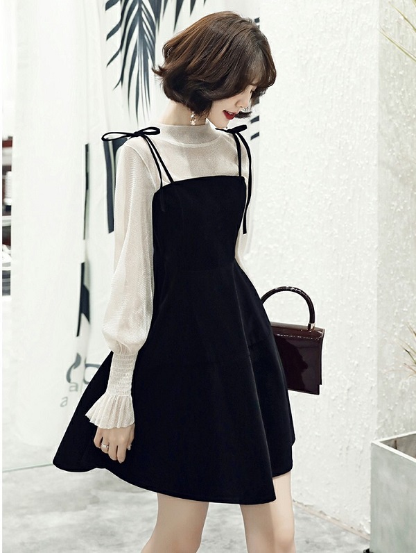 Đầm nhung phối voan giúp bộ trang phục được hài hoà, thanh thoát hơn