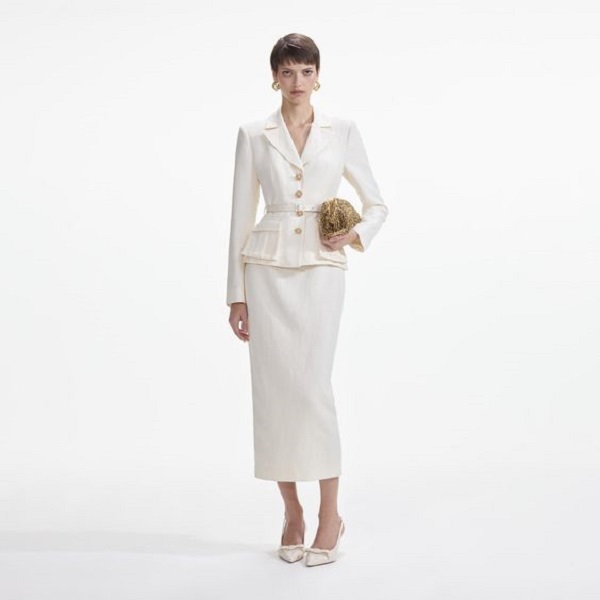 Set áo vest thanh lịch cùng chân váy bút chì tôn lên sự thanh lịch cho người mặc