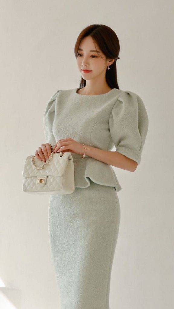 Đầm peplum màu xanh nhạt dự tiệc cưới đơn giản nhưng sang trọng