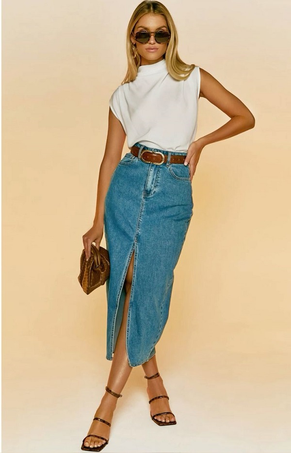 Kết hợp chân váy jean xẻ tà trước với giày sandal thoải mái, dễ chịu