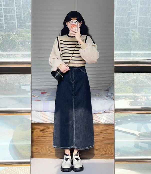 Cách phối đồ với chân váy jean đi đám cướ