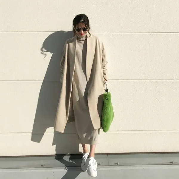 Giày sneaker năng động cùng đầm body len nhẹ nhàng