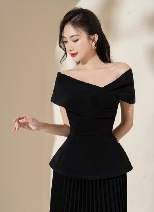 Áo lệch vai phối với chân váy xếp ly đen giúp nàng tỏa sáng trong buổi tiệc