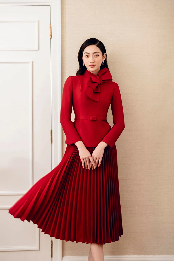 Đầm dự tiệc màu đỏ với chân váy xếp ly nổi bật