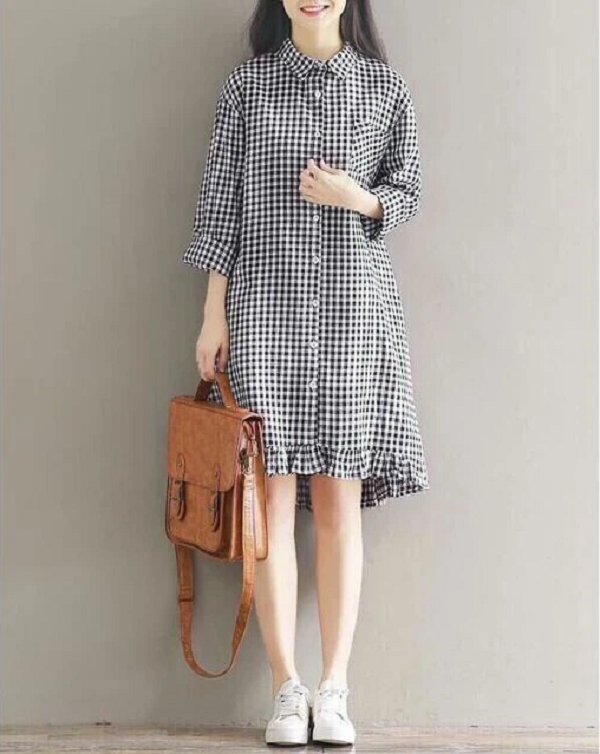 Váy suông kết hợp với giày sneaker giúp các cô nàng bụng to thoải mái dạo phố