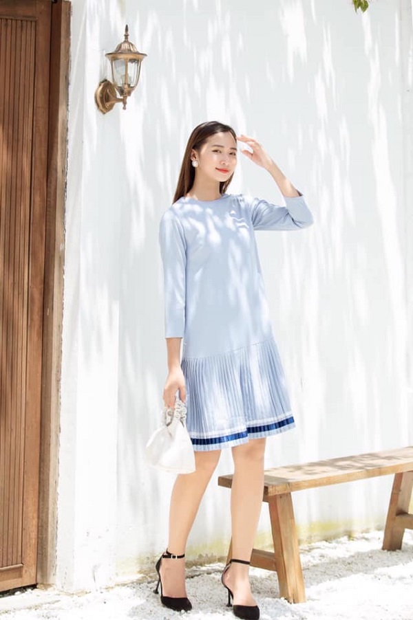 Đầm suông chữ A có tay giúp che đi phần bắp tay và tạo cảm giác thon gọn
